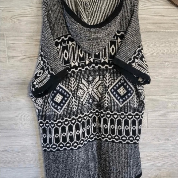 American Eagle Outfitters Black and White Poncho - Picture 7 of 10